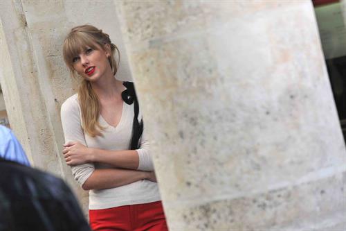 Taylor Swift films music video for ‘Begin Again’ in Paris 10/1/12 