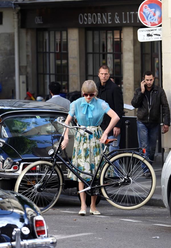 Taylor Swift films music video for ‘Begin Again’ in Paris 10/1/12 