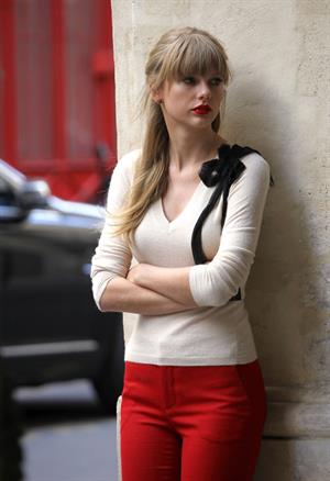 Taylor Swift films music video for ‘Begin Again’ in Paris 10/1/12 