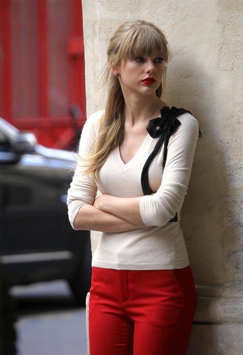 Taylor Swift films music video for ‘Begin Again’ in Paris 10/1/12 