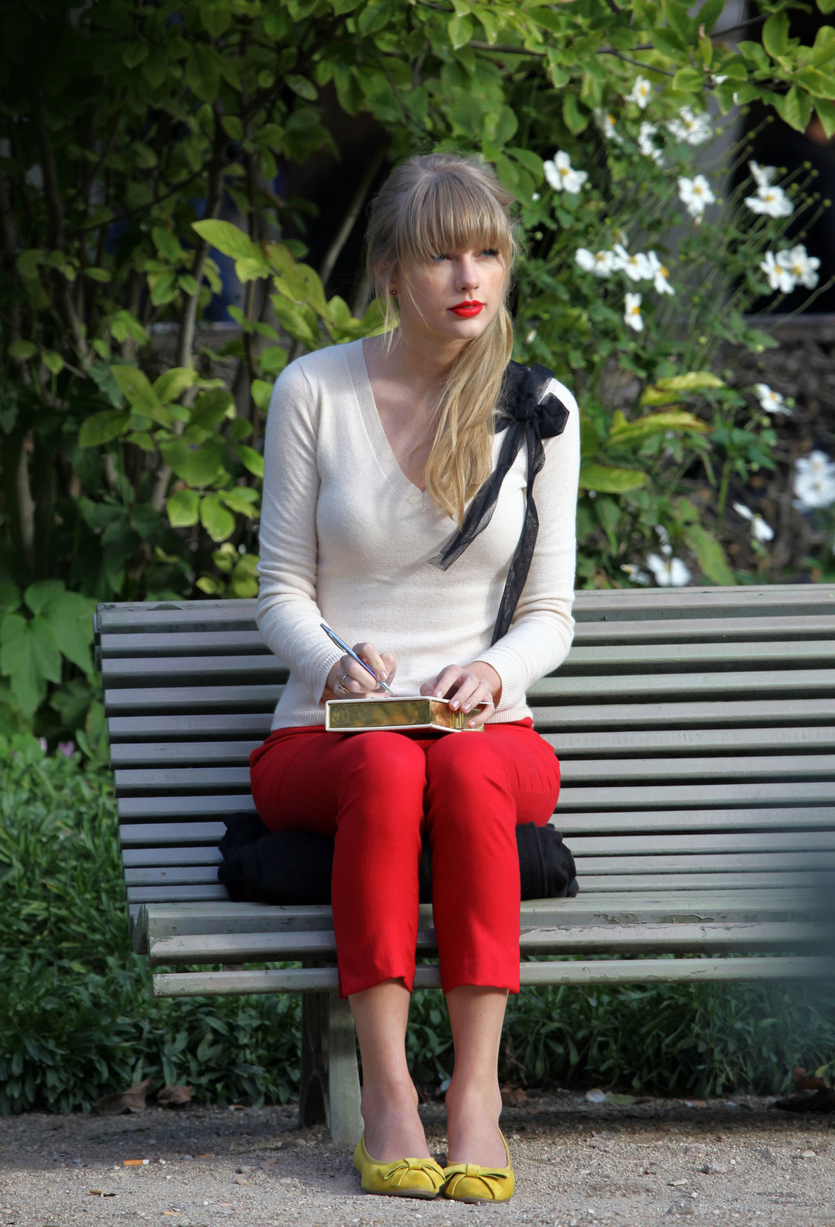 Taylor Swift films music video for ‘Begin Again’ in Paris 10/1/12 