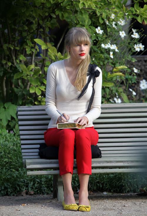Taylor Swift films music video for ‘Begin Again’ in Paris 10/1/12 