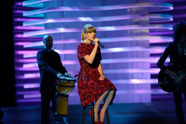 Taylor Swift - Stand Up To Cancer benefit in Los Angeles - September 7, 2012