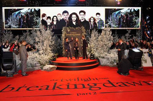 Kristen Stewart Breaking Dawn Part 2 London UK Premiere November 14, 2012 