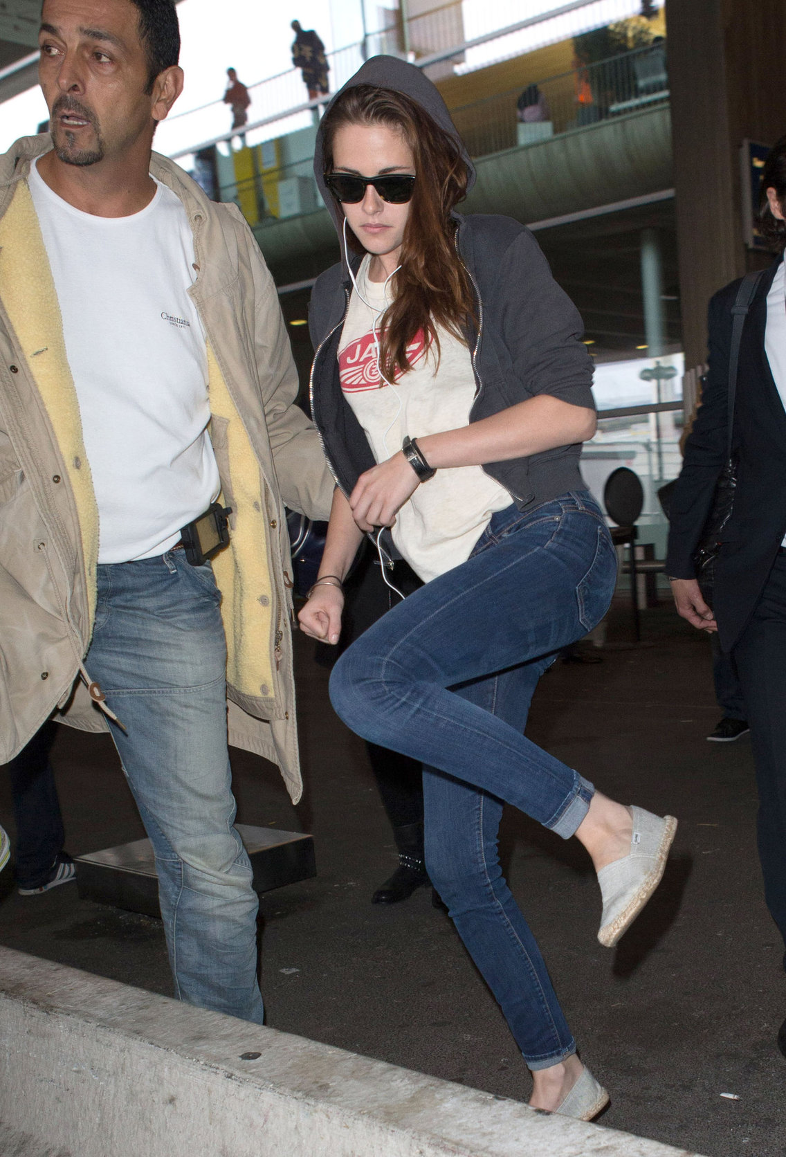 Kristen Stewart at Roissy Charles de Gaulle airport Paris 9/26/12