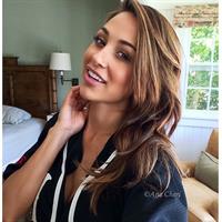 Ana Cheri taking a selfie