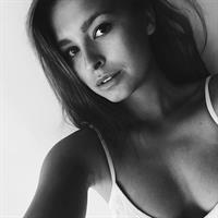 Marisa Papen taking a selfie