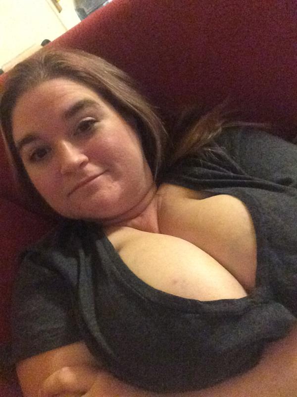bustybabe38HH taking a selfie