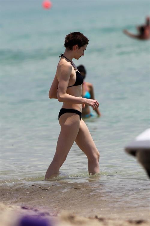 Anne Hathaway on a Beach in Miami 11 05 12 