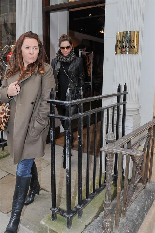 Kelly Brook - Looking for new clothes in London (13.02.2013) 