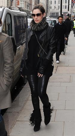 Kelly Brook - Looking for new clothes in London (13.02.2013) 