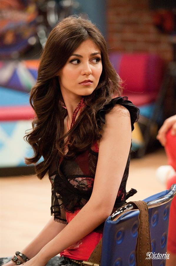 Victoria Justice Victorious S3-E22 'The Bad Roommate' stills 