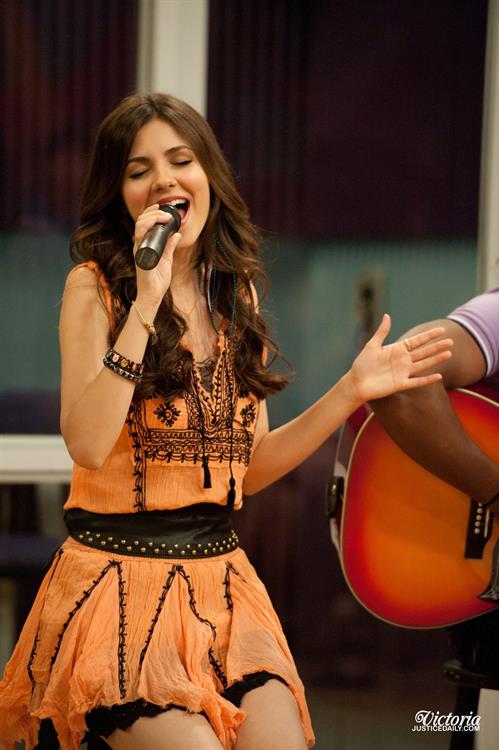 Victoria Justice Victorious S3-E22 'The Bad Roommate' stills 