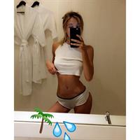 Alexis Ren taking a selfie
