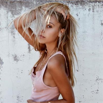 Alexis Ren