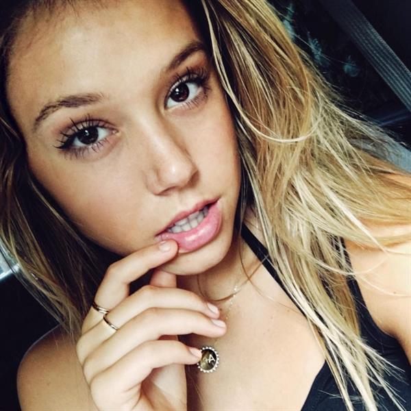 Alexis Ren taking a selfie