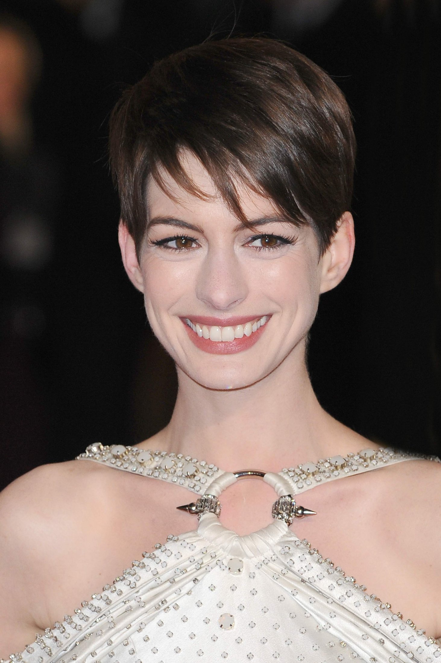 Энн хэтэуэй отверженные. Anne Hathaway les Miserables. Энн Хэтэуэй и жемчуг на шее.