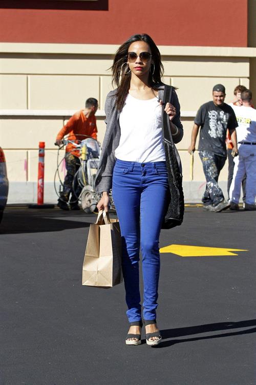 Zoe Saldana Out in Los Angeles January 4, 2012  