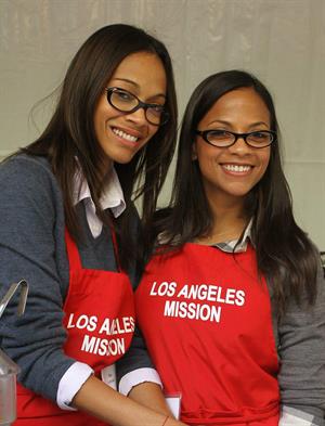 Zoe Saldana 75th Anniversary Of Los Angeles Mission Serving Thanksgiving Dinner To The Homeless