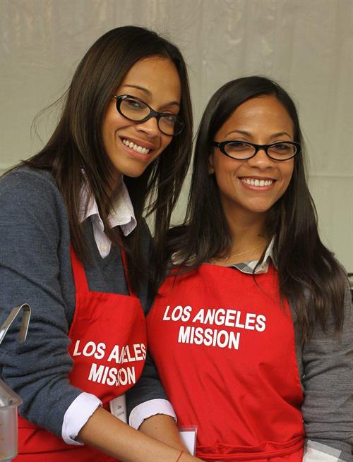 Zoe Saldana 75th Anniversary Of Los Angeles Mission Serving Thanksgiving Dinner To The Homeless