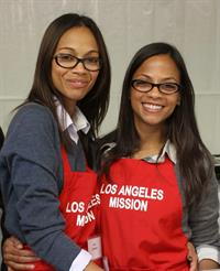 Zoe Saldana 75th Anniversary Of Los Angeles Mission Serving Thanksgiving Dinner To The Homeless