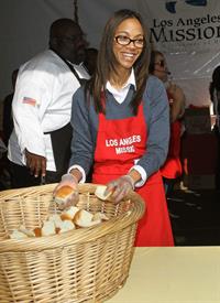 Zoe Saldana 75th Anniversary Of Los Angeles Mission Serving Thanksgiving Dinner To The Homeless