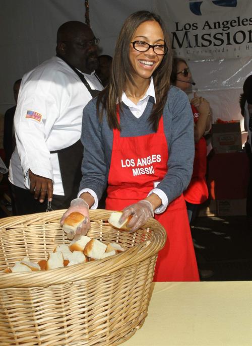 Zoe Saldana 75th Anniversary Of Los Angeles Mission Serving Thanksgiving Dinner To The Homeless