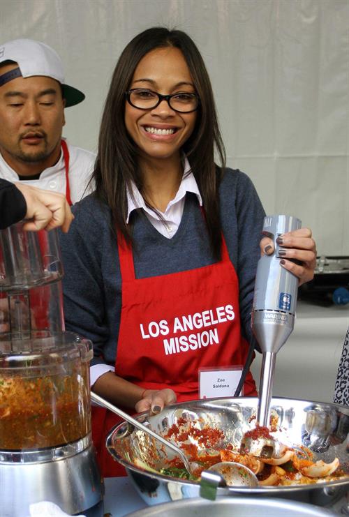 Zoe Saldana 75th Anniversary Of Los Angeles Mission Serving Thanksgiving Dinner To The Homeless