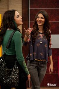 Victoria Justice Victorious Season 3 Episode 1 'A Christmas Tori' stills