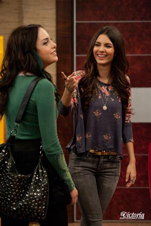 Victoria Justice Victorious Season 3 Episode 1 'A Christmas Tori' stills