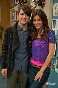 Victoria Justice Victorious Season 3-Episode 8 'April Fools' Blank' stills 