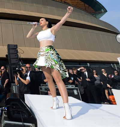 Katy Perry – “Sunrise” performance in Sydney 10/29/13