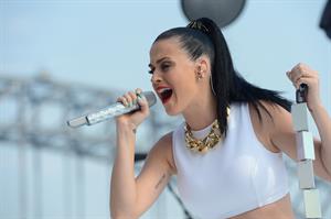 Katy Perry – “Sunrise” performance in Sydney 10/29/13