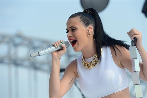 Katy Perry – “Sunrise” performance in Sydney 10/29/13
