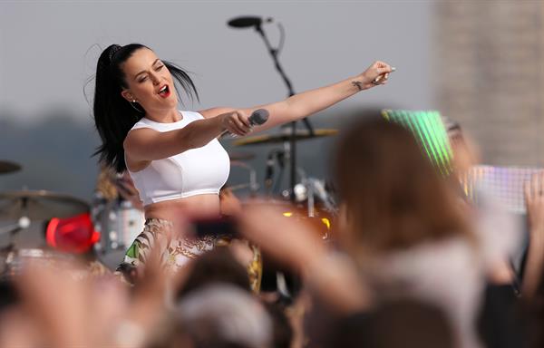 Katy Perry – “Sunrise” performance in Sydney 10/29/13