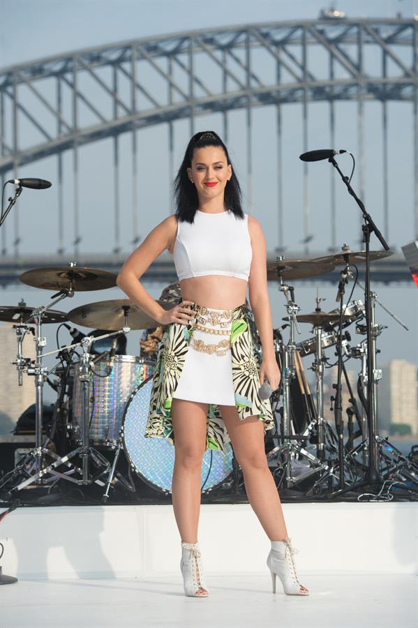 Katy Perry – “Sunrise” performance in Sydney 10/29/13