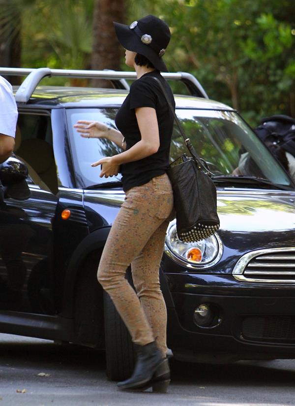 Katy Perry Katy being dropped off at her apartment in Los Angeles by John Mayer 