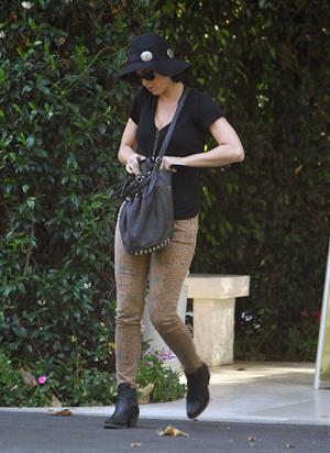 Katy Perry Katy being dropped off at her apartment in Los Angeles by John Mayer 