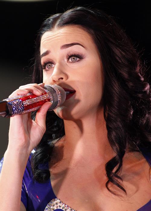 Katy Perry performs at a campaign rally for President Obama in Milwaukee 11/3/12