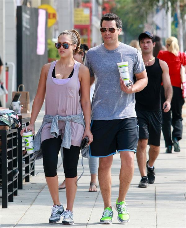 Jessica Alba going for smoothies September 14, 2011