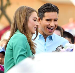 Jessica Alba on the set of Extra in Los Angeles on January 25, 2012 