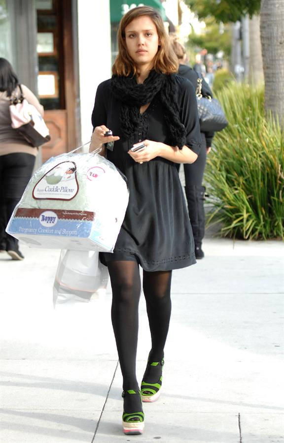 Jessica Alba shopping in Beverly Hills California on March 25, 2011 