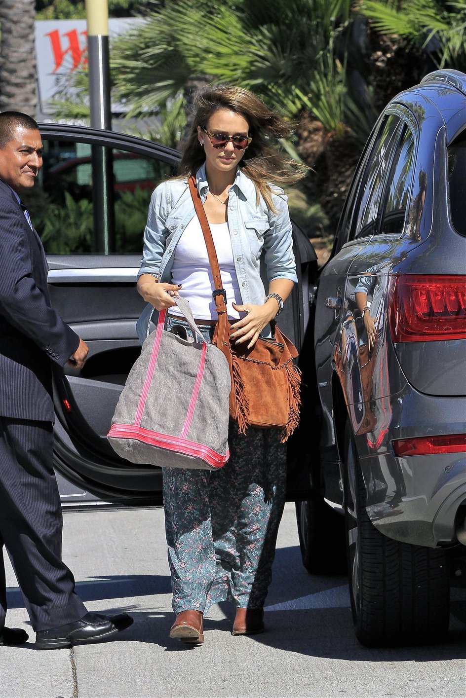 Jessica Alba shopping in LA 9/29/13