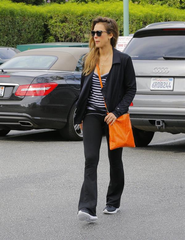 Jessica Alba - Running errands in Los Angeles (16.05.2013) 
