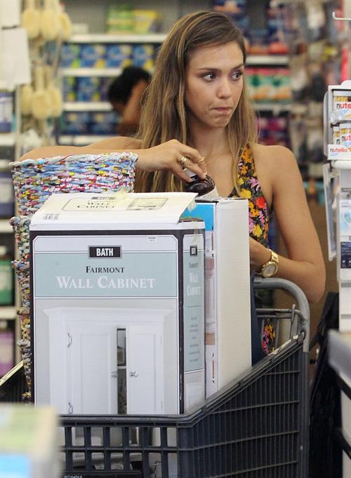 Jessica Alba - Running errands in Los Angeles 