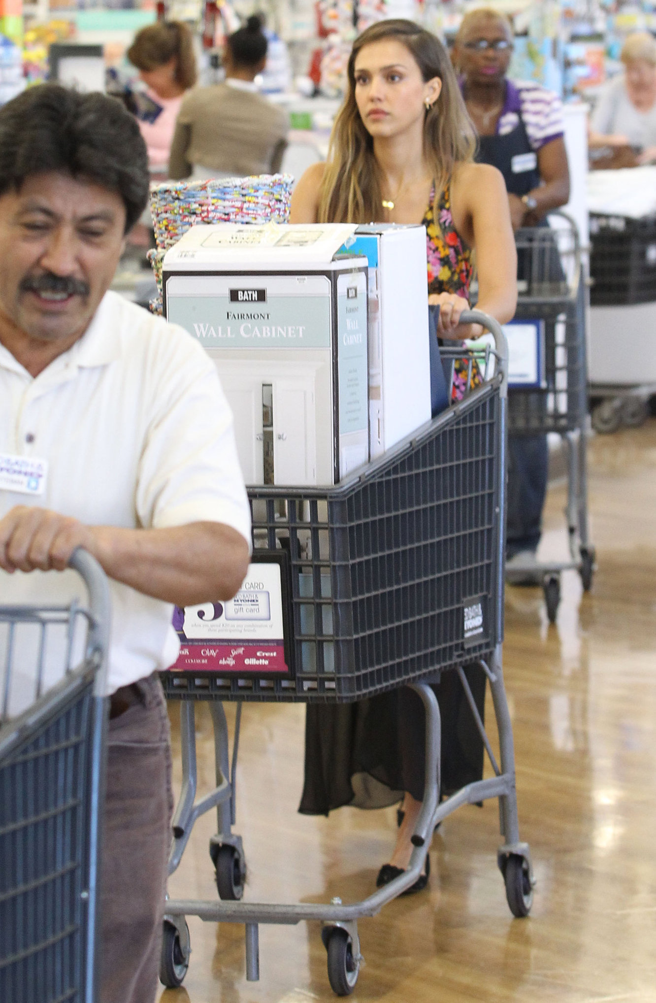 Jessica Alba - Running errands in Los Angeles 