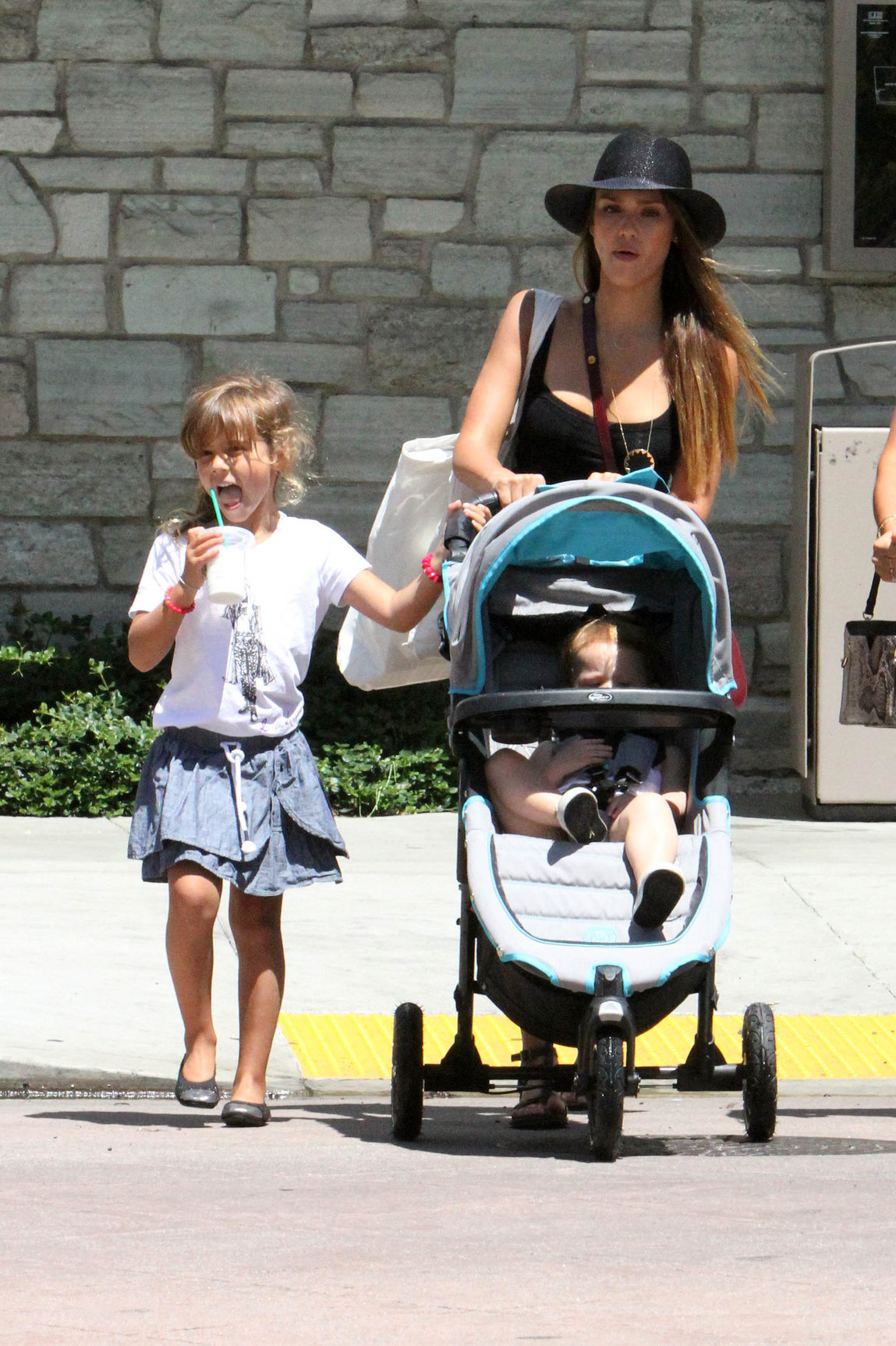 Jessica Alba Shopping with daughters - Aug 24 