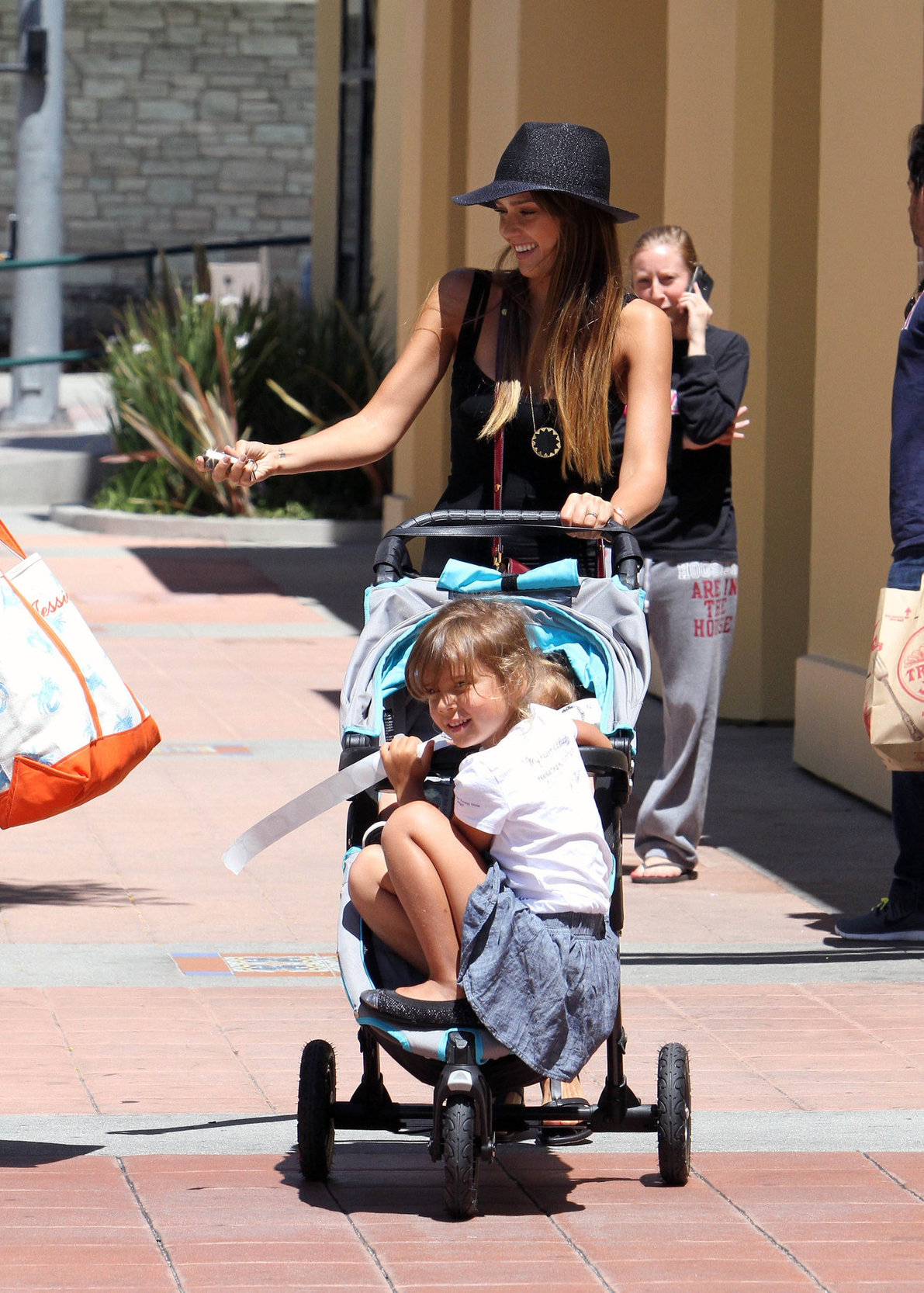 Jessica Alba Shopping with daughters - Aug 24 