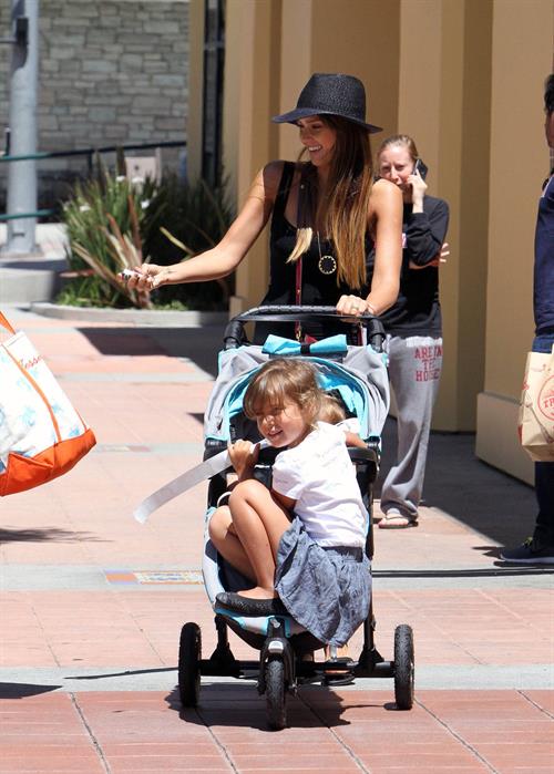 Jessica Alba Shopping with daughters - Aug 24 
