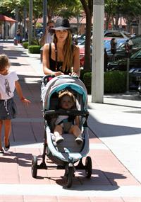 Jessica Alba Shopping with daughters - Aug 24 